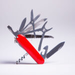 Couteau suisse avec plusieurs outils.