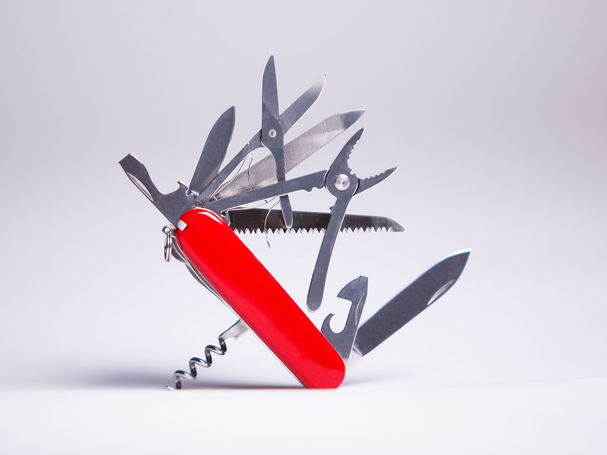 Couteau suisse avec plusieurs outils.