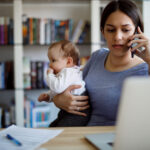 Femme avec un bébé au téléphone.