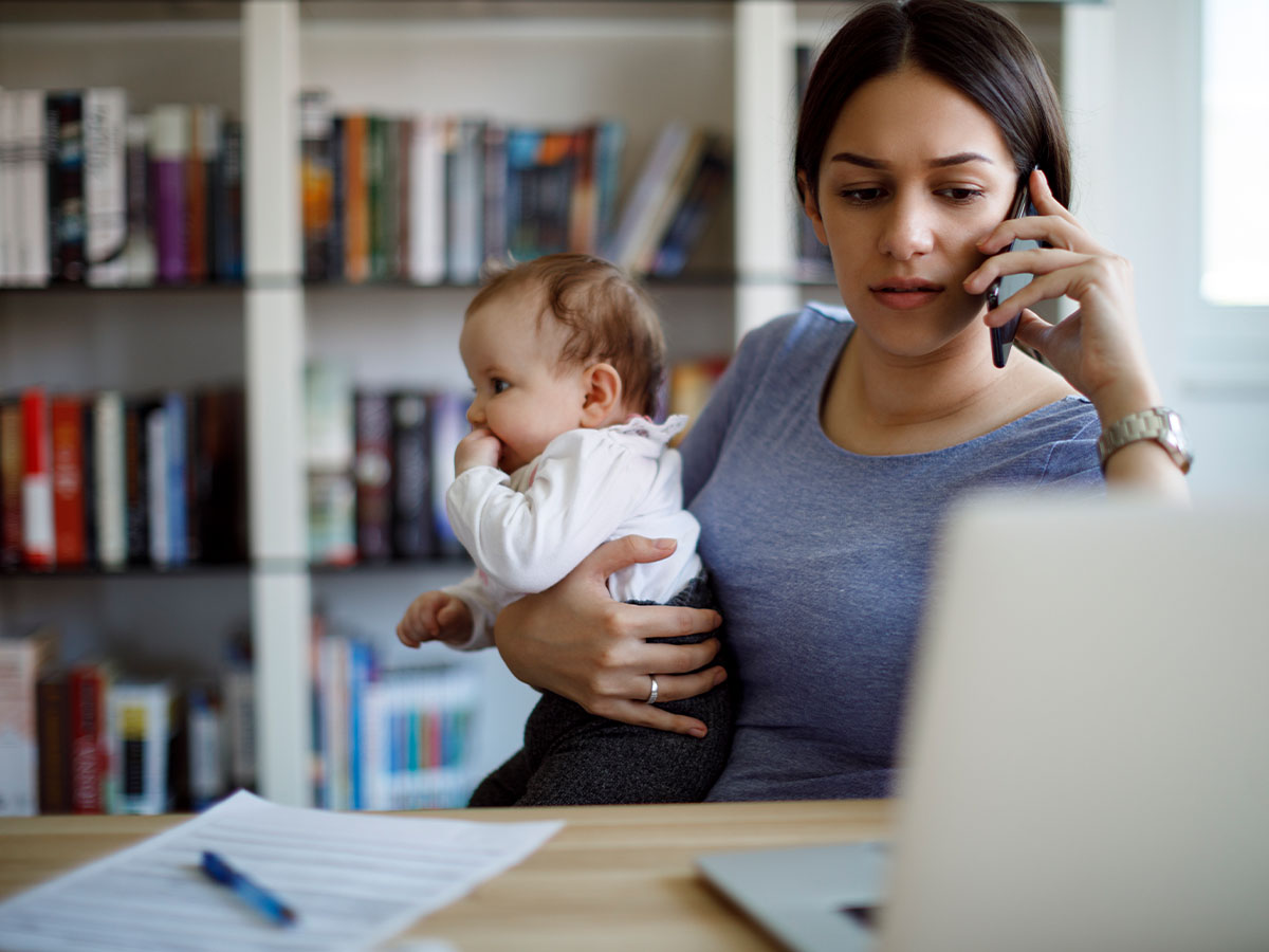Femme avec un bébé au téléphone.