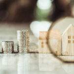 Maisons en bois et pièces de monnaie