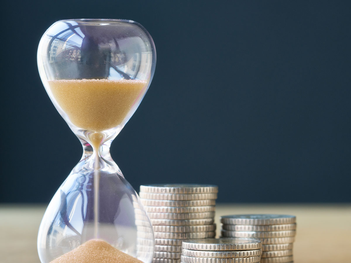 Sablier et pièces de monnaie.