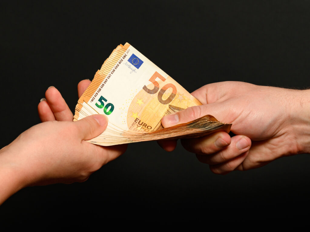 Échange d'argent entre deux personnes