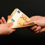 Échange d'argent entre deux personnes