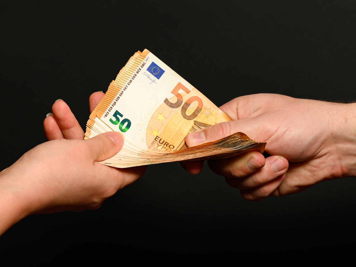 Échange d'argent entre deux personnes