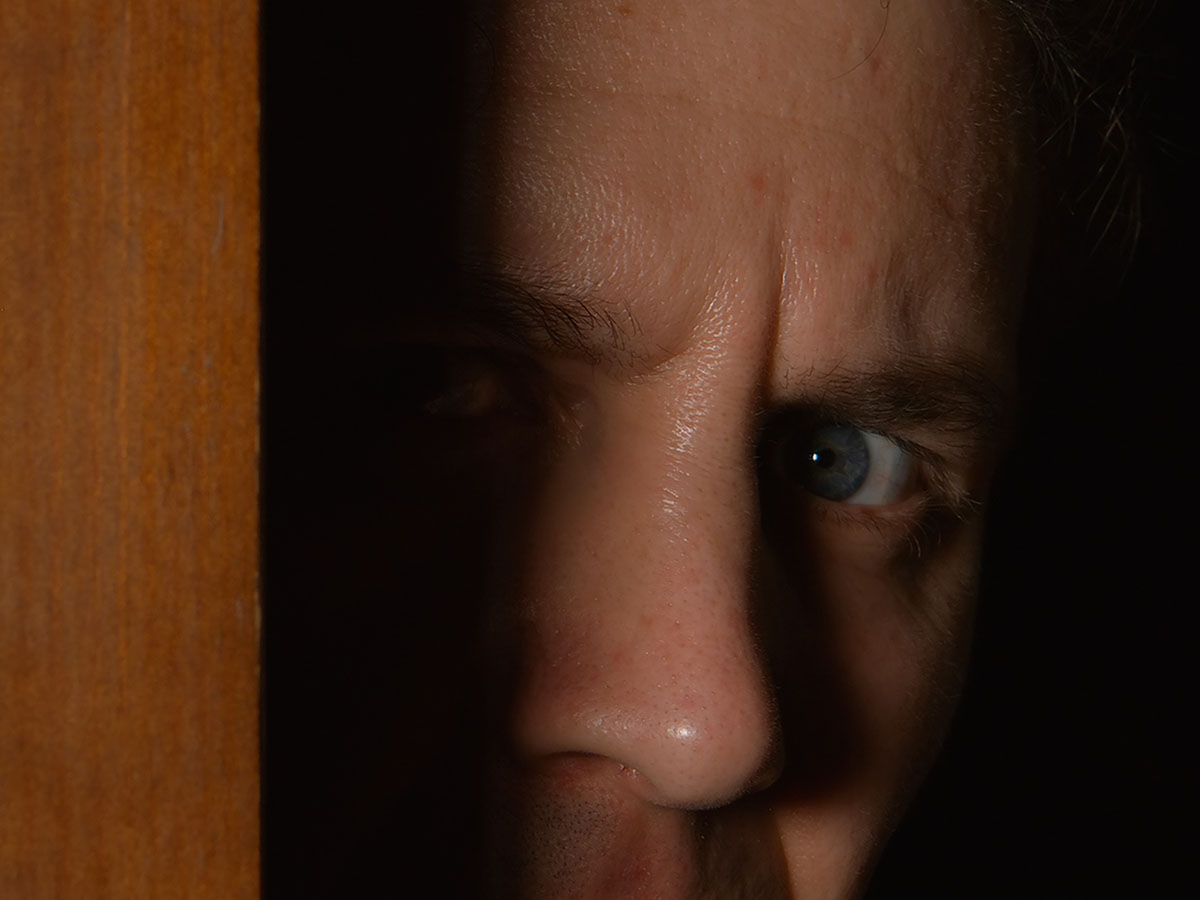 Image floue avec des couleurs sombres.