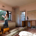 Femme dans une pièce vide.