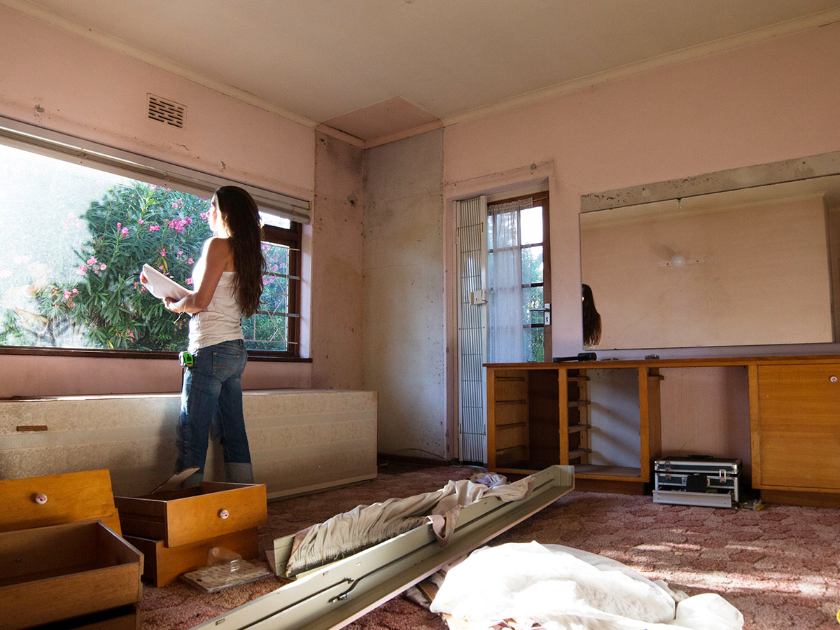 Femme dans une pièce vide.