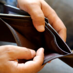 Portefeuille vide, mains tenant.